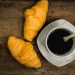 23 Cafe de Noche, Destinasi Kuliner dengan Konsep Kafe Malam yang Menarik vista-alto-angulo-desayuno-mesa_39704-22163